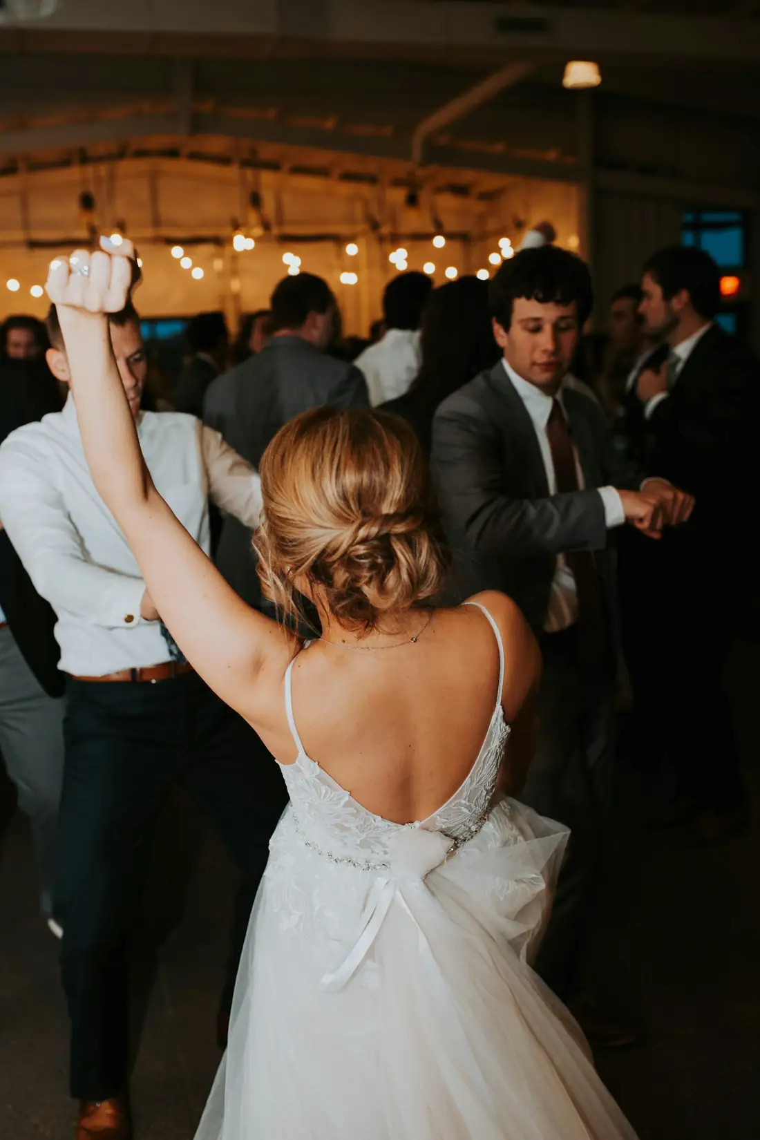 Invitados bailando en la recepción